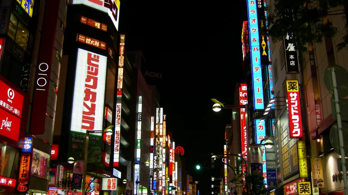夜里拍亮招牌,我会先把字压暗一点