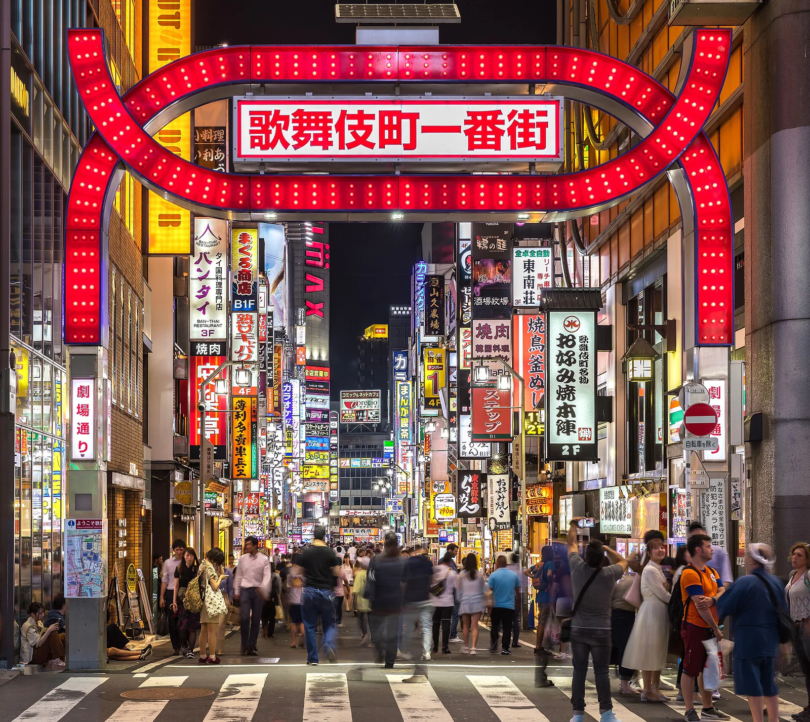 允许人流变软,但让发光文字仍然站稳 旧夜街里微微模糊的人与清楚的招牌